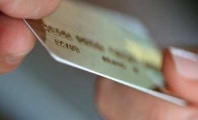 Τεράστια αύξηση χρήσης πλαστικού χρήματος λόγω capital controls