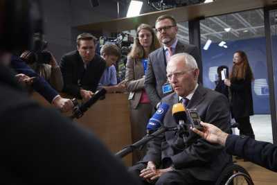 «Σκέψεις του ΔΝΤ» λέει ο Σόιμπλε για τα περί δέσμευσης της αντιπολίτευσης