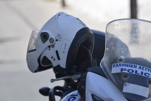 Έκαναν «ντου» σε βενζινάδικο στη Γλυφάδα - Έσπασαν τη τζαμαρία με το ΙΧ και άρπαξαν τα χρήματα