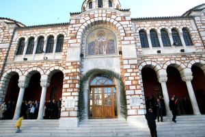 Ιερόσυλοι βανδάλισαν με μπογιές και συνθήματα τον Μητροπολιτικό Ναό του Αγίου Νικολάου στον Βόλο