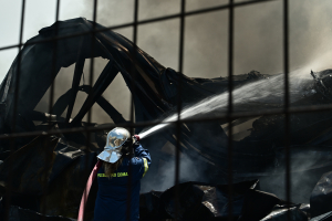 Φωτιά στη Ριτσώνα: Kαταστράφηκε ολοσχερώς το εργοστάσιο πλαστικών