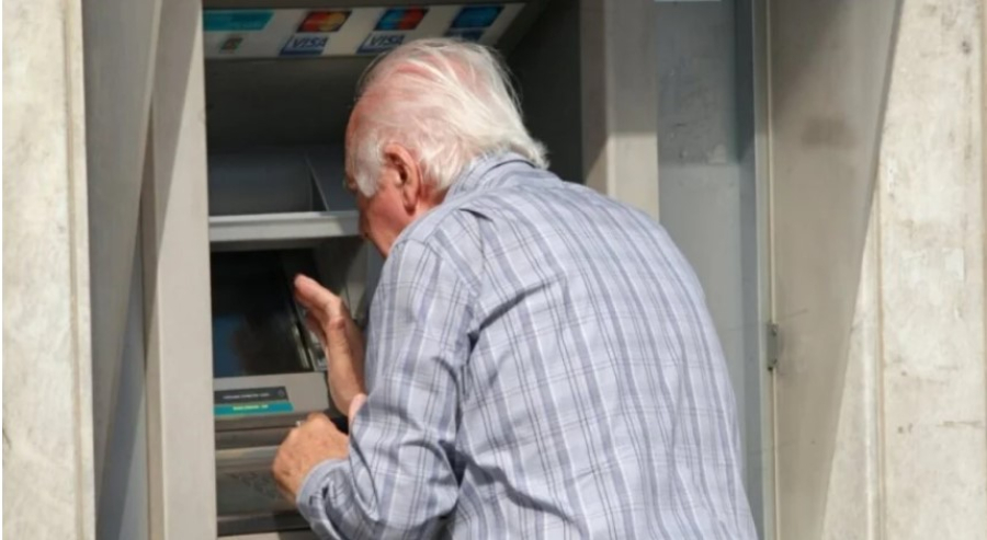 Συντάξεις Απριλίου: Σε 2 δόσεις οι πληρωμές, πότε πάνε ταμείο ΙΚΑ, ΟΑΕΕ, Δημόσιο, ΝΑΤ