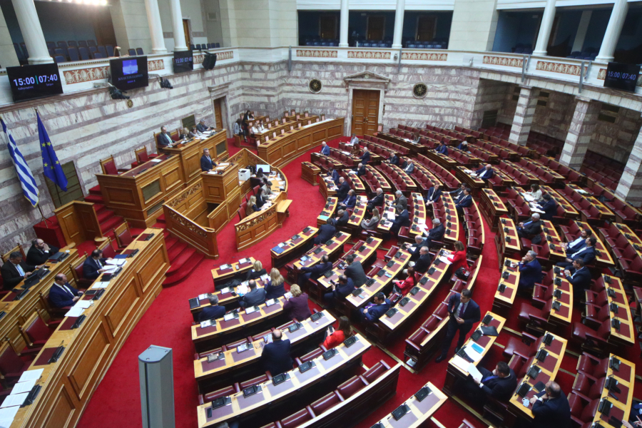 Βουλή: Κόντρα κυβέρνησης - αντιπολίτευσης για τα μέτρα της ΔΕΘ και τα ΕΛΤΑ
