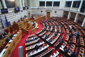 Βουλή: Κόντρα κυβέρνησης - αντιπολίτευσης για τα μέτρα της ΔΕΘ και τα ΕΛΤΑ