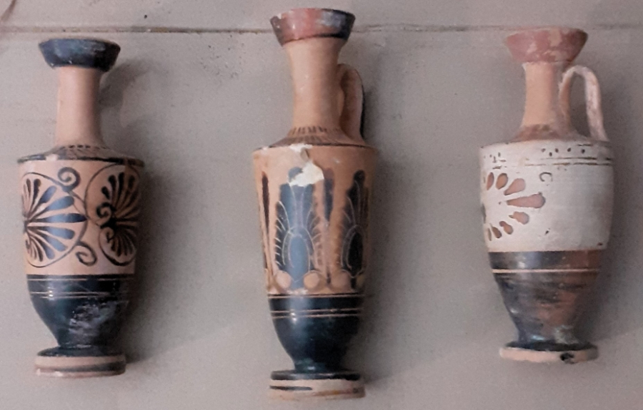 Σταδίου: Εντοπίστηκαν σε κατάστημα 102 αντικείμενα από τους γεωμετρικούς έως τους ελληνιστικούς χρόνους (φωτό)