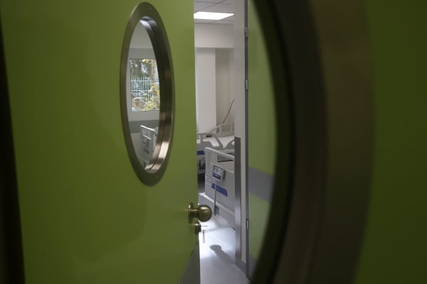ΑΧΕΠΑ: Εκνευρίστηκε με την αναμονή, έσπασε τζάμι στα Επείγοντα με γροθιά