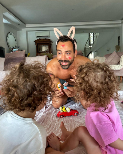 Ο Σάκης Τανιμανίδης παραδέχεται ότι είναι «υπερβολικά χαζομπαμπάς» και...θέλει 5 παιδιά!