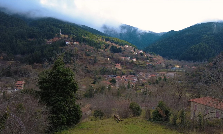 Το άγνωστο, πετρόχτιστο χωριό της Αχαΐας 2,5 ώρες από την Αθήνα