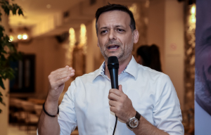ΠΑΣΟΚ: Ξανά στο προσκήνιο πιθανό ασυμβίβαστο για τον Χάρη Δούκα - Τι απαντά ο ίδιος