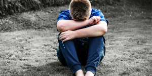 2 στους 4 εφήβους δεν είναι ικανοποιημένοι με τη ζωή τους και θέλουν να βλάψουν τον εαυτό τους