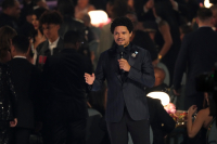 Η άτυχη στιγμή του Τρέβορ Νόα με τη Σακίρα στα Grammys 2025 (Βίντεο)