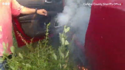 Η συγκλονιστική στιγμή που αστυνομικός σώζει οδηγό από αυτοκίνητο που έχει πάρει φωτιά