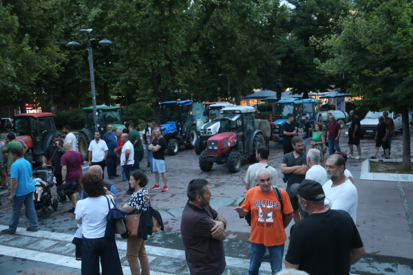 Αγροτικές κινητοποιήσεις στη Λάρισα: Στο επίκεντρο επιδοτήσεις, αποζημιώσεις και κόστος παραγωγής (Εικόνες)