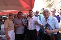 «Πιο ωραίος φαίνεσαι έτσι» - Βίντεο από την περιοδεία Ανδρουλάκη στο Ίλιον