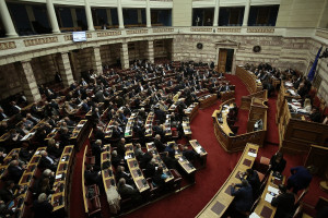 Ένταση στη Βουλή για τις 120 δόσεις - Κατατέθηκε η τροπολογία για την μη μείωση του αφορολόγητου
