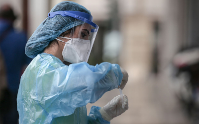 Ο κορονοϊός καλπάζει: 45 θάνατοι και 50 διασωληνωμένοι, 1 νεκρός από γρίπη