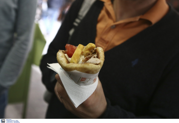 Greek souvlaki σε τιμή... μπριζόλας: Έχει ξεφύγει η τιμή του (βίντεο)