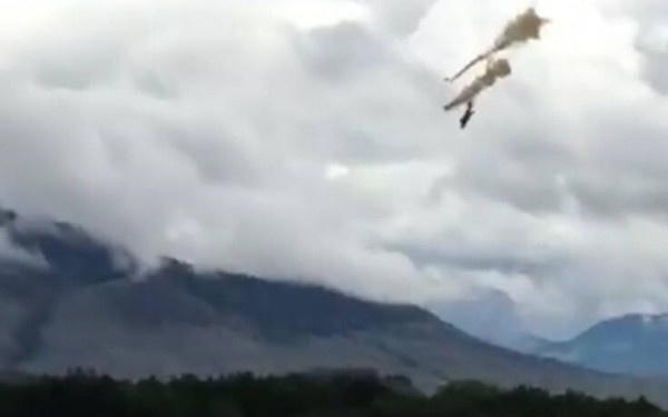 Καναδάς: Αεροπλάνο έπεσε πάνω σε σπίτι - Νεκρή η πιλότος (vid)