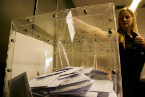 Δημοσκόπηση MRB: Οι ευνοούμενοι και οι χαμένοι από την αποχή στις ευρωεκλογές