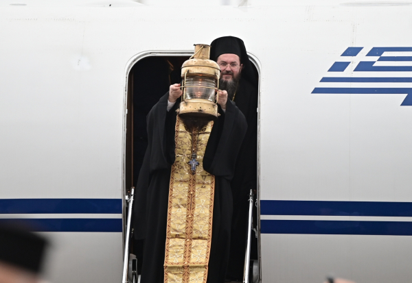 Έφτασε το Άγιο Φως στην Ελλάδα: Ποιος είναι ο πρώτος σταθμός (βίντεο)