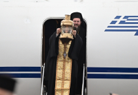 Έφτασε το Άγιο Φως στην Ελλάδα: Ποιος είναι ο πρώτος σταθμός (βίντεο)