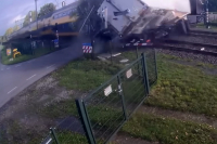 Ολλανδία: Σοκαριστικό βίντεο με τη στιγμή που τρένο συγκρούεται με φορτηγό σε διάβαση