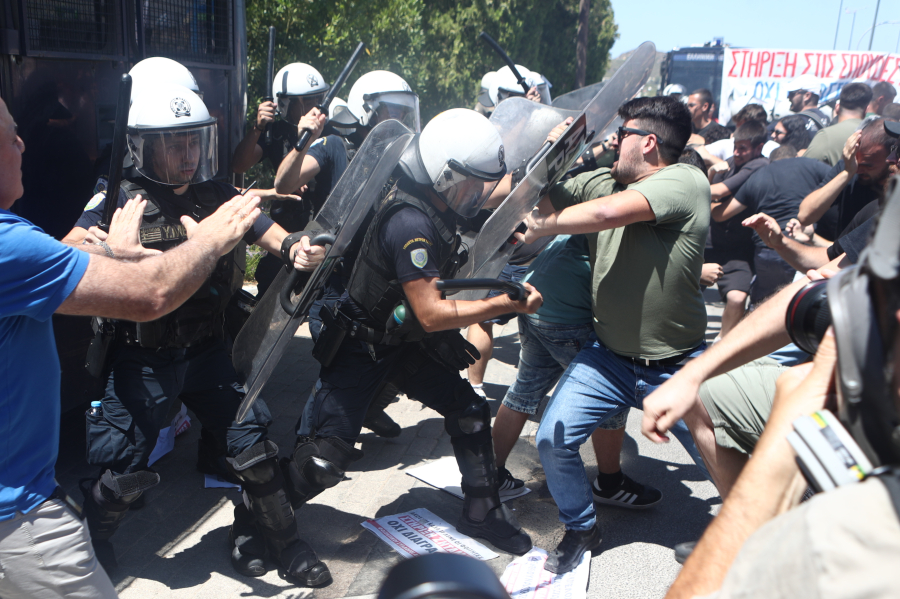Σύνοδος Πρυτάνεων: Ένταση με τα ΜΑΤ και χημικά στους φοιτητές στην Ανάβυσσο (εικόνες)