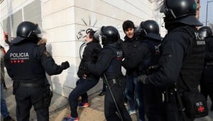 Αποσύρονται οι αστυνομικές δυνάμεις από την Καταλωνία