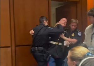 «Κανείς δεν θέλει να πολεμήσει για το Ισραήλ»: Σηκωτό έβγαλαν από το Καπιτώλιο βετεράνο πεζοναύτη (Βίντεο)