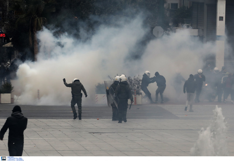 Ενταση και χημικά στο Σύνταγμα μεταξύ αρνητών των μέτρων και της αστυνομίας