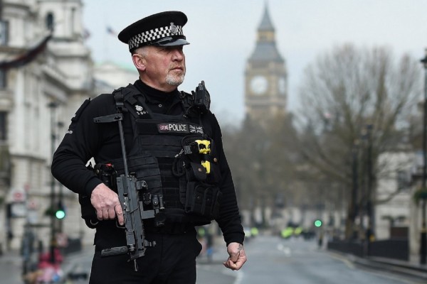 Οπλισμένος άνδρας συνελήφθη στο Λονδίνο έξω από τη Βουλή (φωτο)