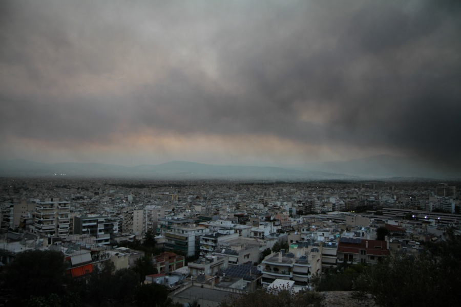 Αποπνικτική ατμόσφαιρα στο λεκανοπέδιο - «Επικίνδυνο κοκτέιλ για το αναπνευστικό, δυσκολία στην αναπνοή» (βίντεο)