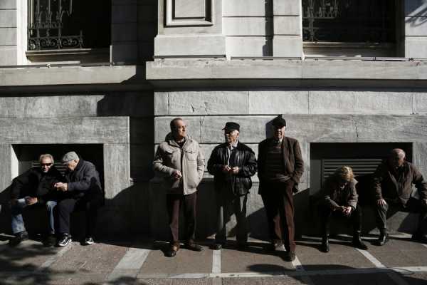 Εθνική σύνταξη: Το «χάσμα» που χωρίζει Ελλάδα και Θεσμούς