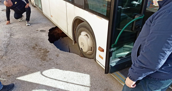 Πρέβεζα: Καθίζηση «κατάπιε» σχολικό λεωφορείο με μαθητές (εικόνες)