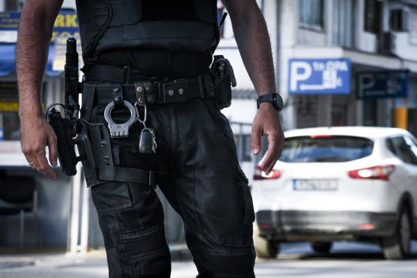 «Μαϊμού» αστυνομικοί στο κατώφλι σπιτιών στον Άγιο Στέφανο: Η σοβαρή καταγγελία κατοίκου στο DNews