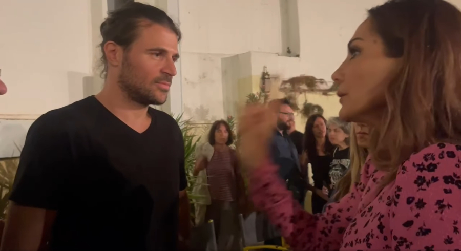 Η Δέσποινα Βανδή συνεχάρη τον διασώστη Ιάσονα Αποστολόπουλο σε προβολή ταινίας στα Εξάρχεια