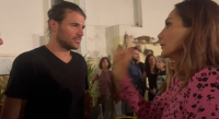 Η Δέσποινα Βανδή συνεχάρη τον διασώστη Ιάσονα Αποστολόπουλο σε προβολή ταινίας στα Εξάρχεια