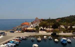 Το γραφικό ψαροχώρι δίπλα στην Αθήνα με θέα την Αίγινα
