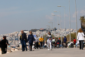 Καιρός 15/4: Μικρή πτώση της θερμοκρασίας, πού θα βρέξει