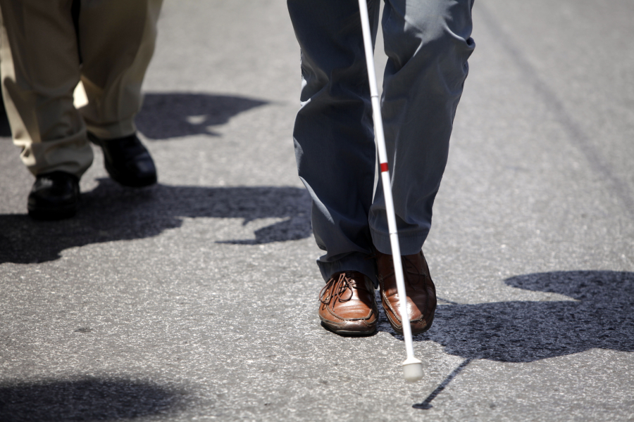 Πώς μπορείτε να βοηθήσετε έναν τυφλό στον δρόμο; Το λάθος που κάνουν οι περισσότεροι