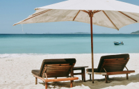 Ξαπλώστρες: Γιατί συμφέρει τους ιδιοκτήτες να είναι ακριβές και άδειες οι μισές