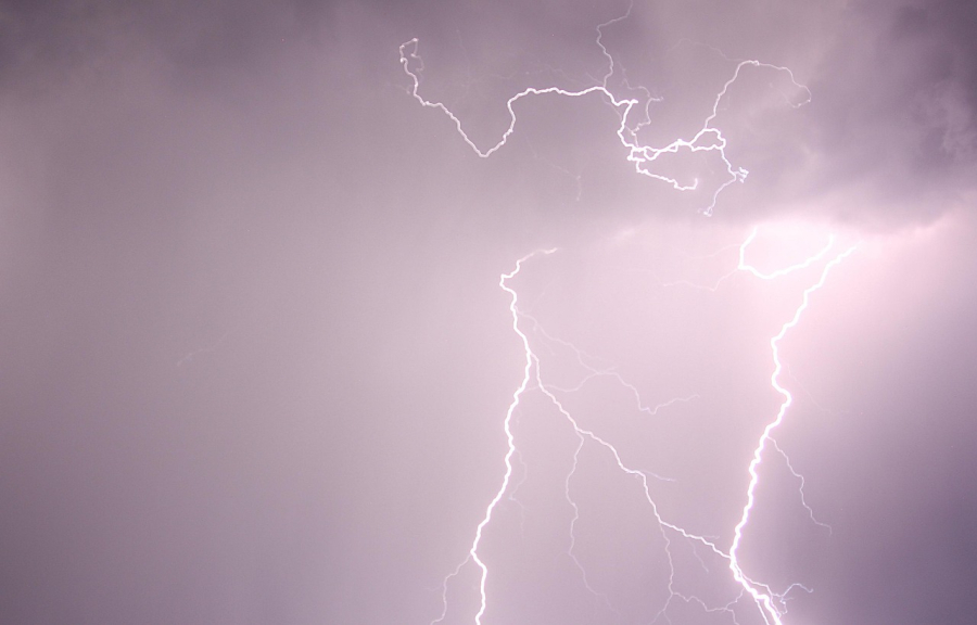 Κακοκαιρία Byron: Πώς να προστατεύσετε τις συσκευές από διακοπή ρεύματος και πλημμύρα