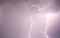 Κακοκαιρία Byron: Πώς να προστατεύσετε τις συσκευές από διακοπή ρεύματος και πλημμύρα