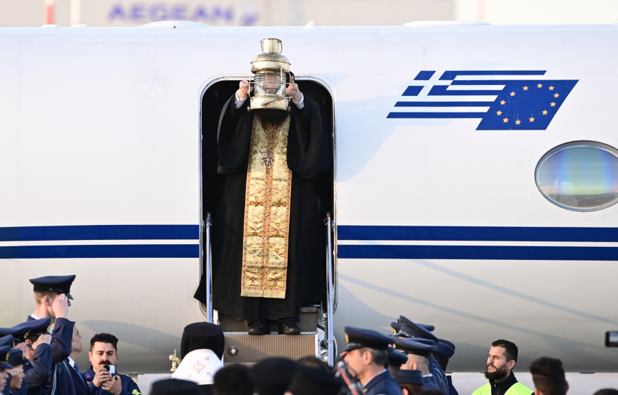 Στην Ελλάδα το Άγιο Φως: Με ειδικές πτήσεις σε όλη τη χώρα (εικόνες)