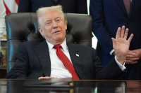 MAGA και στην ενημέρωση: Πώς ο Τραμπ «χειραγωγεί» τα ΜΜΕ και «γεννά» δεξιούς infuencers