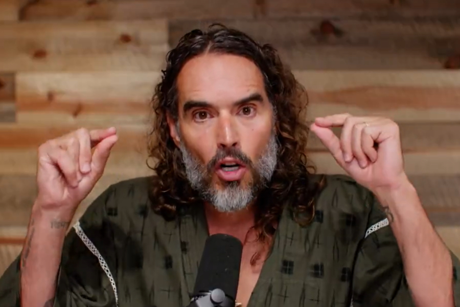 Ράσελ Μπραντ: Ήμουν εθισμένος στο σεξ και τα ναρκωτικά αλλά όχι βιαστής (Βίντεο)