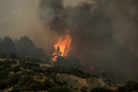 Φωτιά στη Χαλκιδική: Βελτιωμένη η εικόνα στη Βουρβουρού