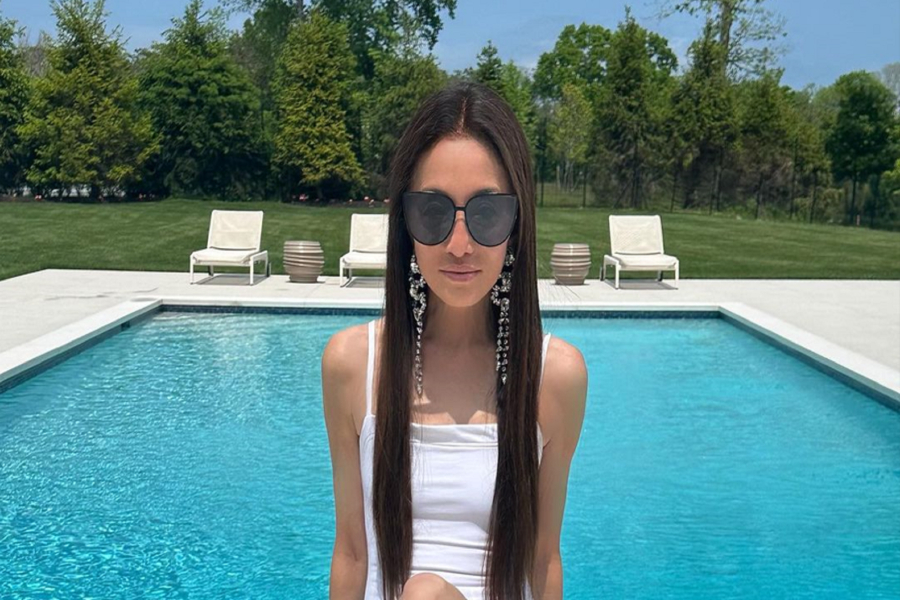 Βέρα Γουάνγκ: Η σχεδιάστρια μόδας ποζάρει με μαγιό και μοιάζει με έφηβη