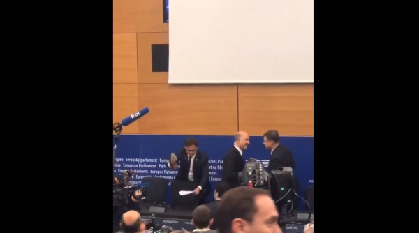 Απίστευτο περιστατικό: Ιταλός ευρωβουλευτής έβγαλε το παπούτσι του και πάτησε τις σημειώσεις του Μοσκοβισί (video)