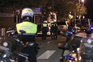 Πιθανόν ζωντανός κι ασύλληπτος ο δράστης της επίθεσης στη Βαρκελώνη